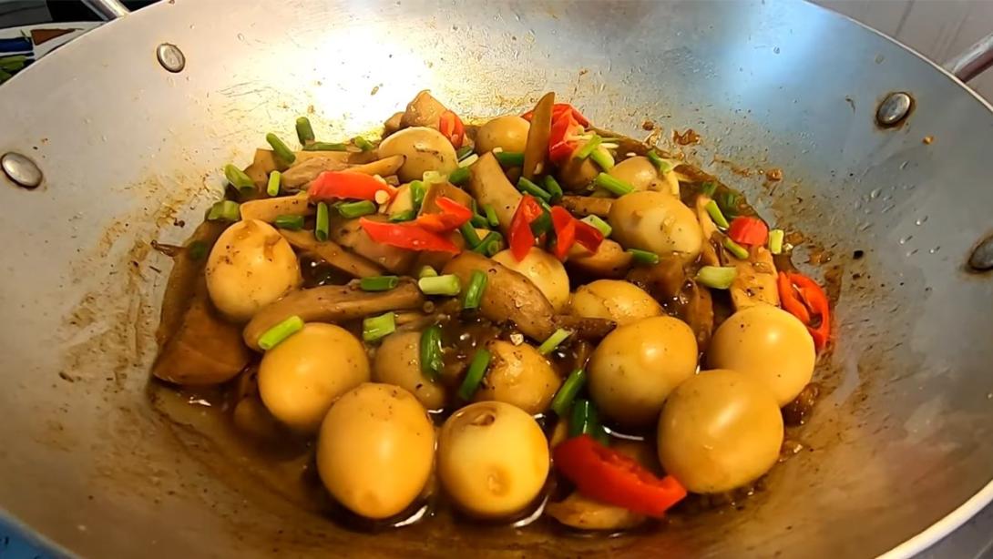 Trứng chim cút kho nấm đùi gà