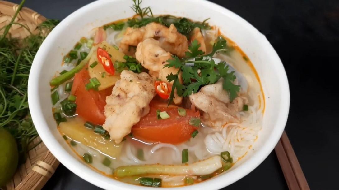 Bún nấu chả mực