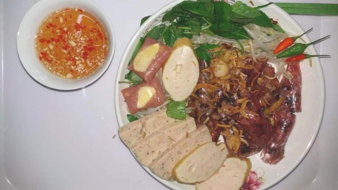 Bánh cuốn bằng bánh tráng nhân thịt