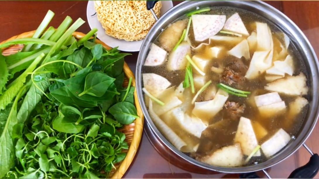 Lẩu bò nấu khoai môn