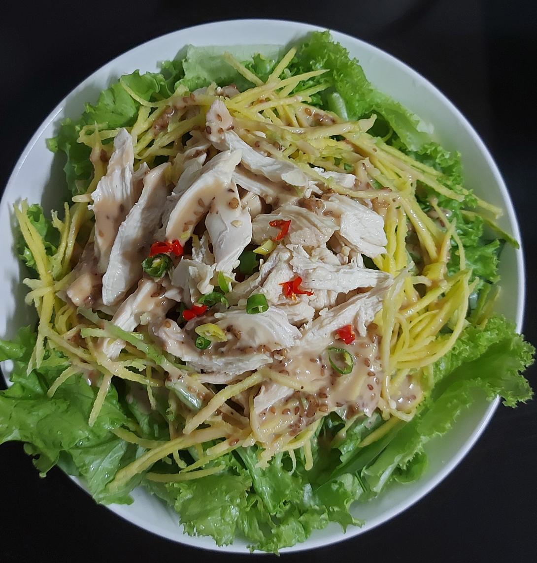 Salad ức gà xoài xanh rau xà lách