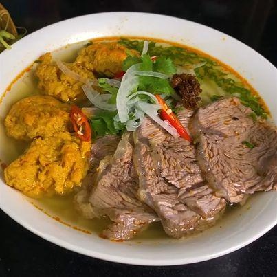 Bún bò chả chua.