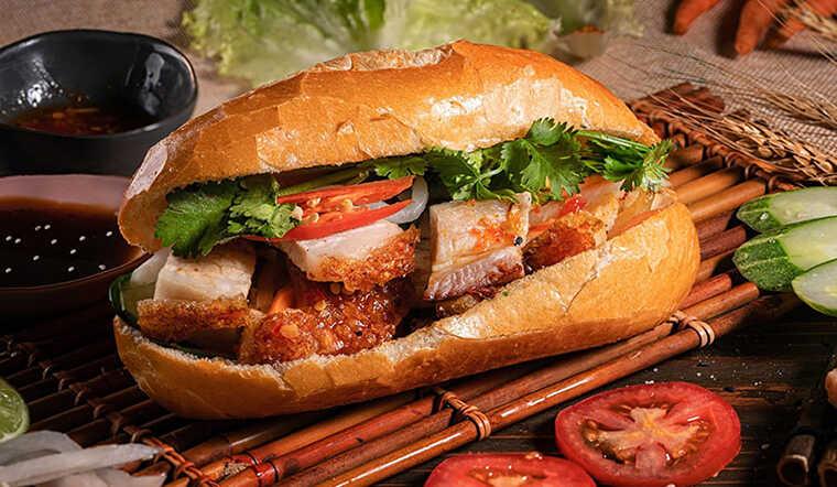 Bánh mì thịt heo quay quay cuồng