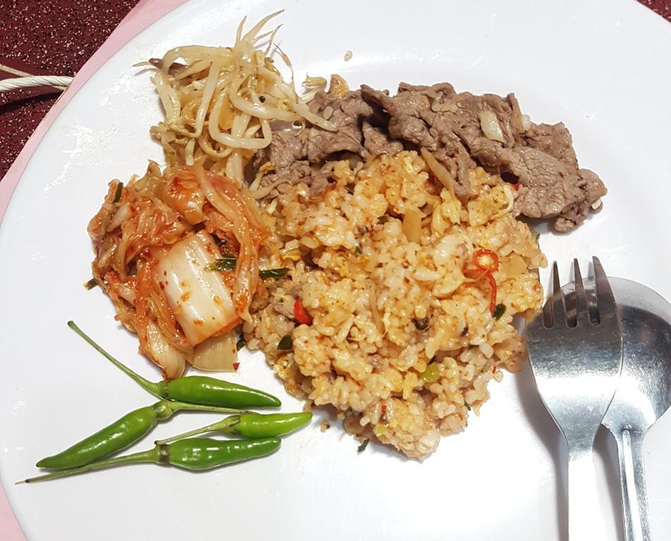 Cơm rang trứng + tương maggi