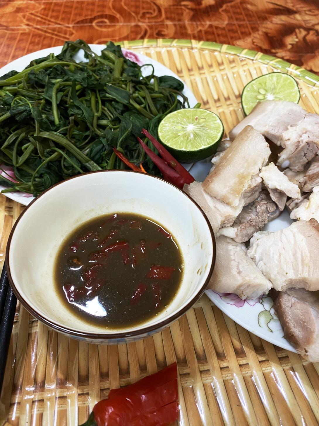 Rau luộc chấm tươg Maggi