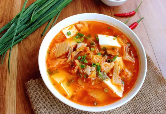 Làm canh kim chi