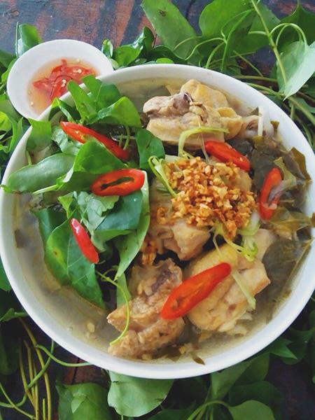 Canh gà nấu lá giang.