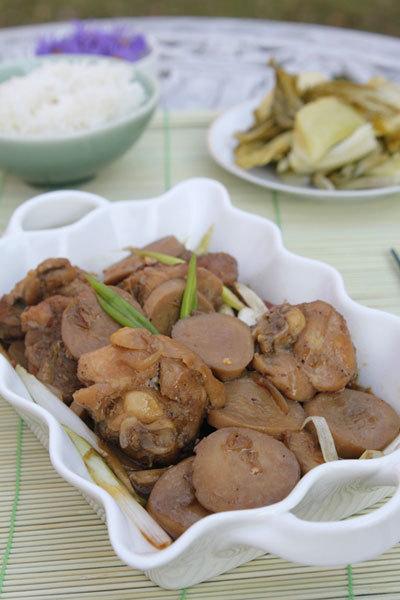 Thịt gà kho nấm.