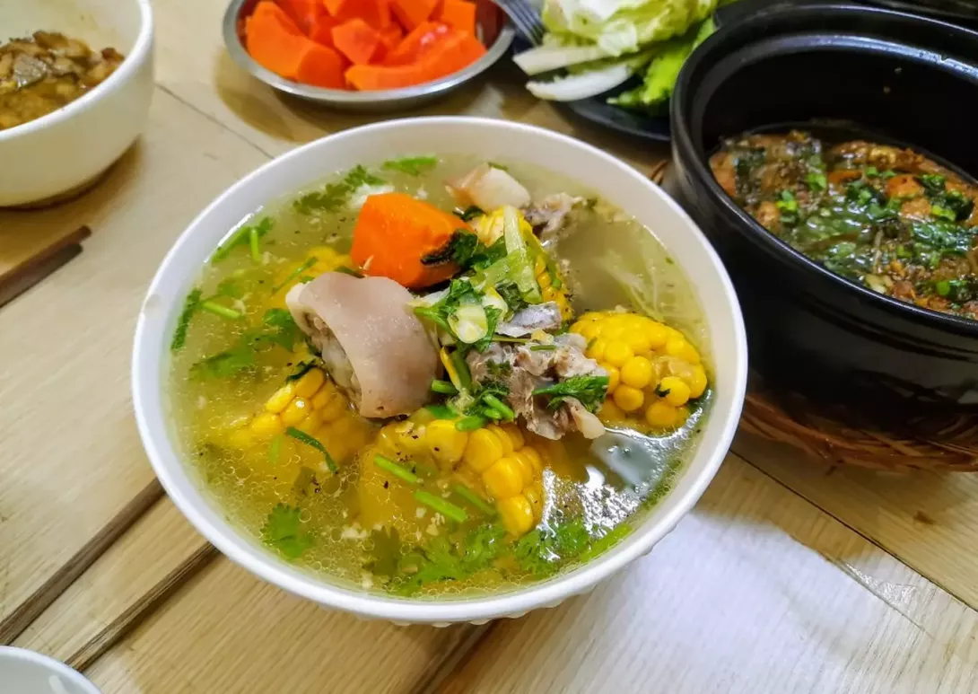 đuôi heo nấu canh bắp 