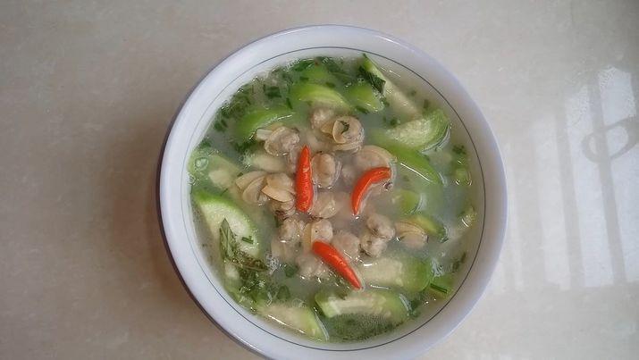 Canh nghêu nấu mướp.