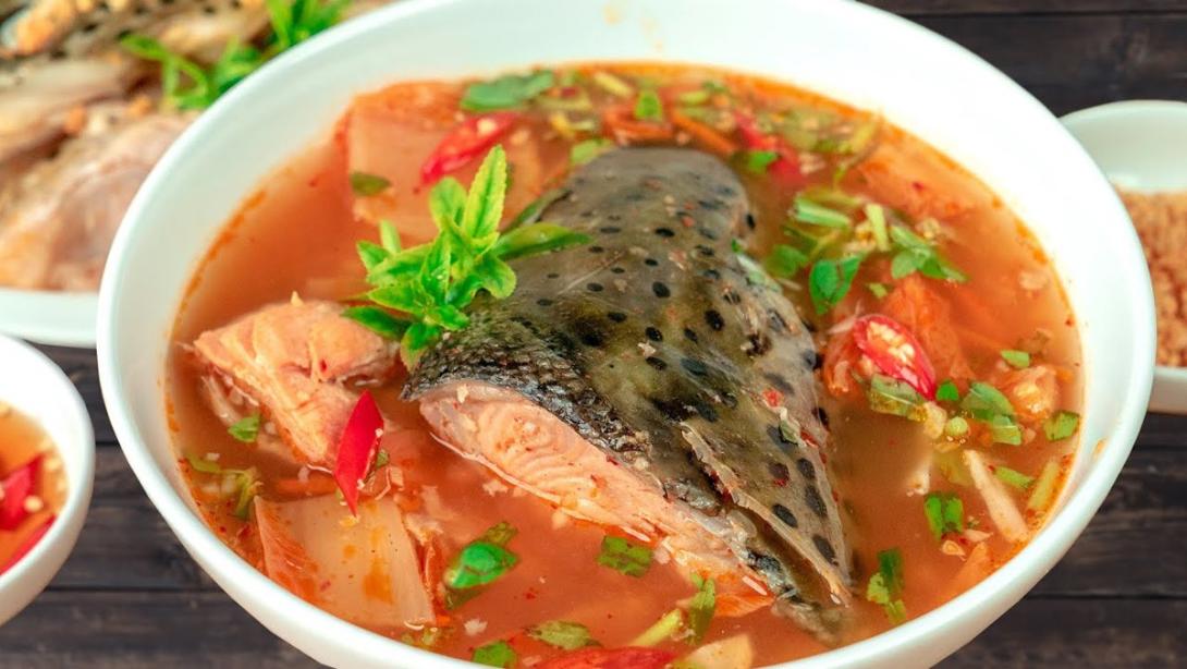 Canh kim chi cá hồi và cá ngừ