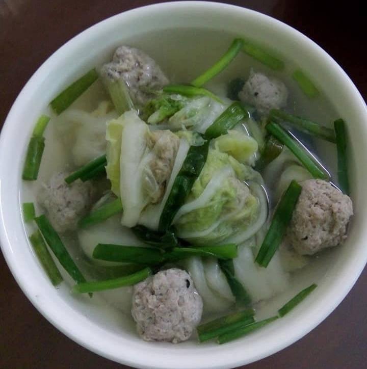 Canh cải thảo cuộn thịt heo.