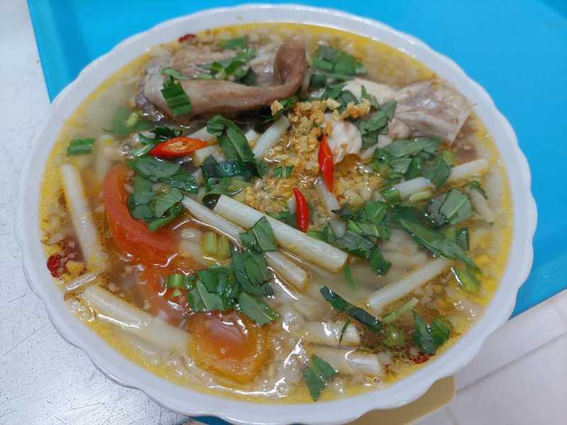 Canh chua ngó sen nấu mực