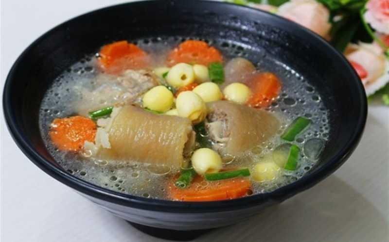 Canh hạt sen đuôi heo