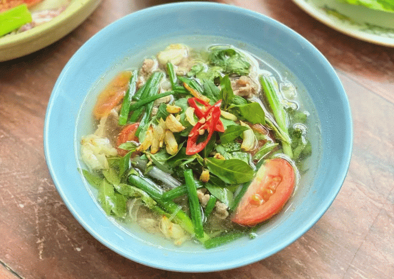 Canh thịt bò nấu rau răm