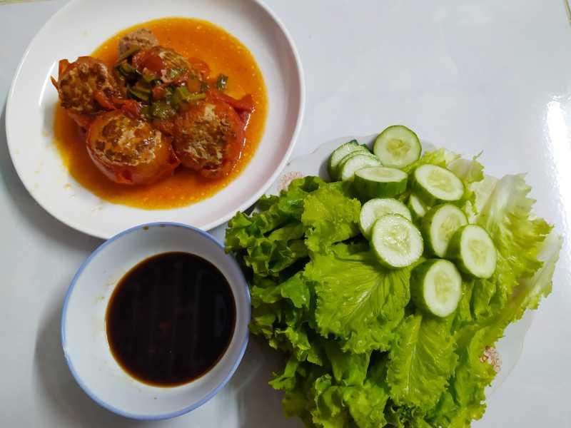 Thịt nhồi cà chua kho mặn