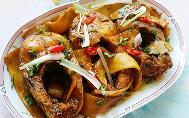 Cá trắm kho măng