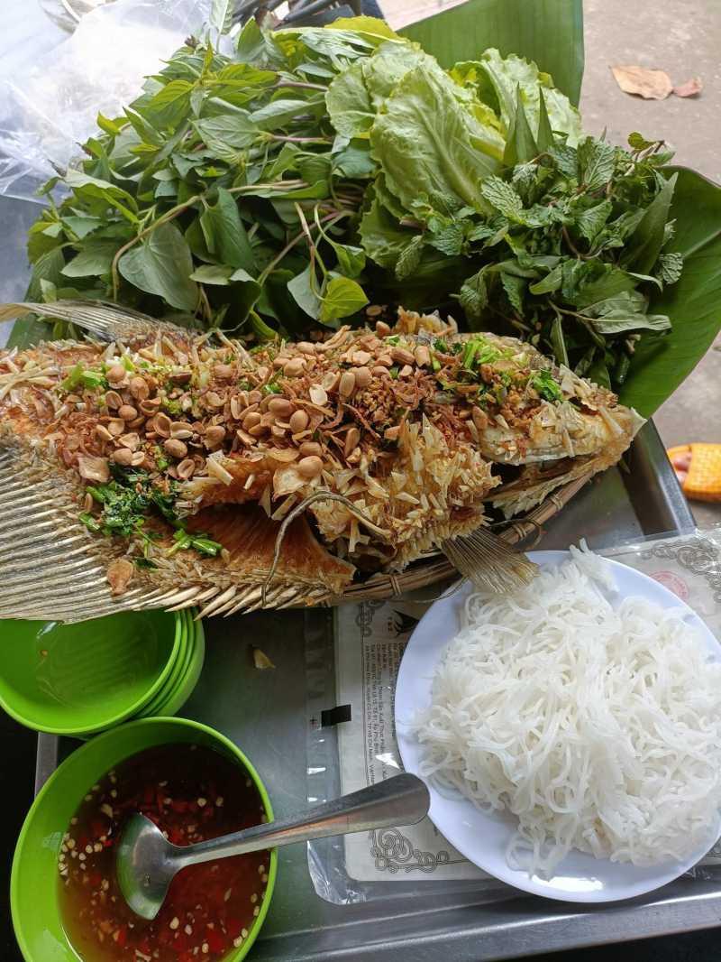 Cá tai tượng chiên xù cuốn bánh tráng 