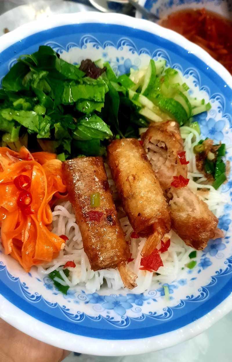 Bún trộn rau xanh chả gò