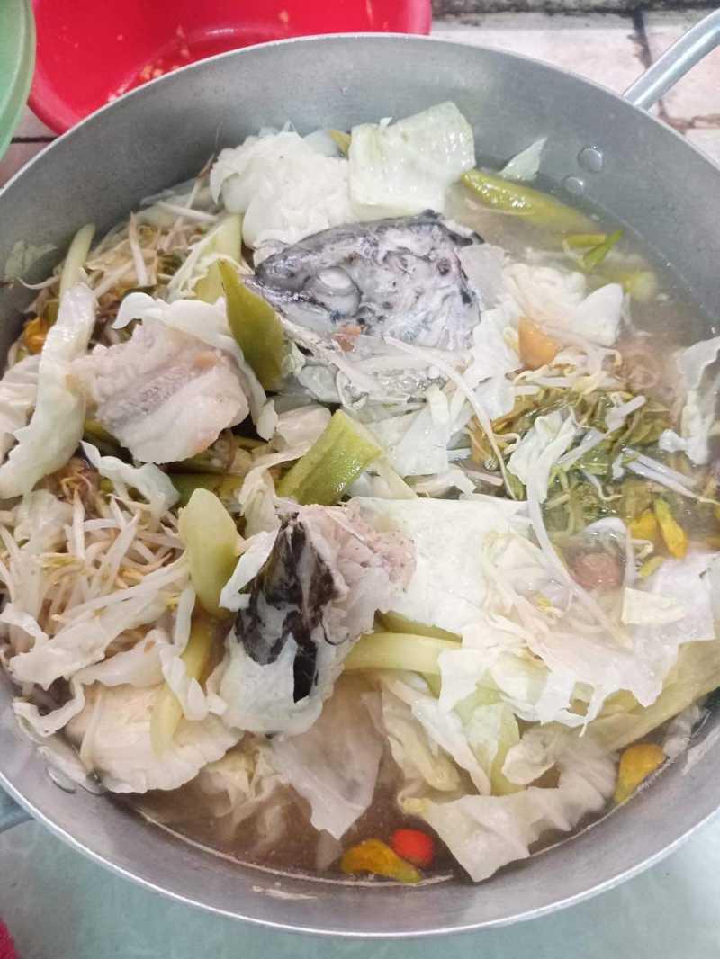 Cá hồi nấu canh chua 