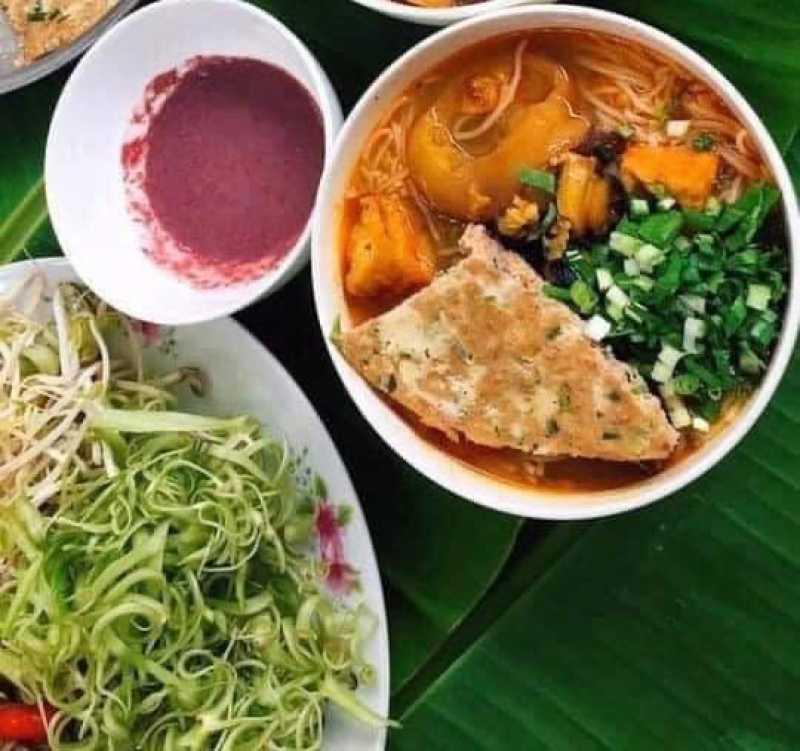 Bún riêu giò heo 