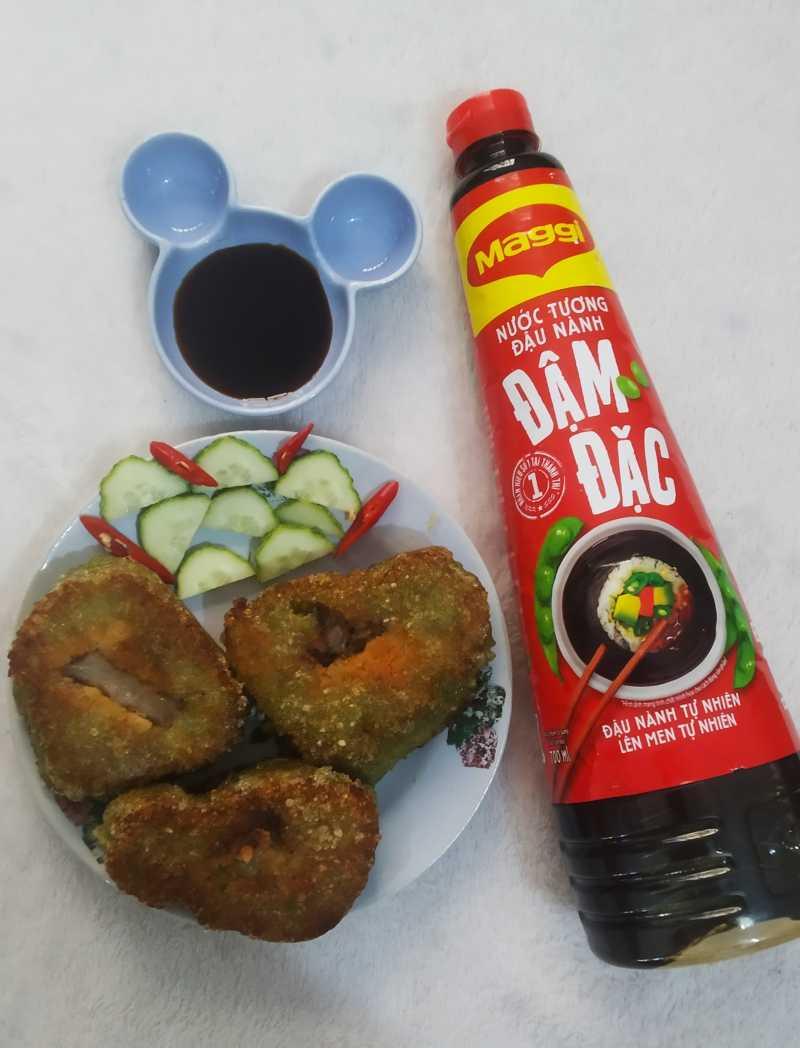 Bánh chưng rán chấm Maggi 