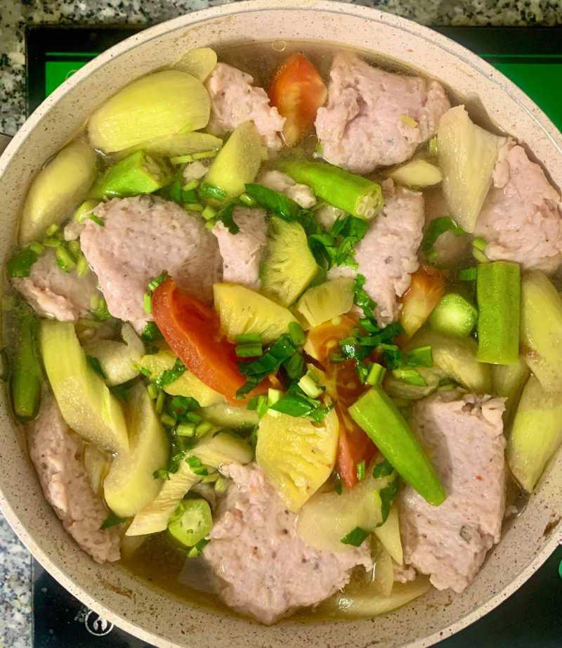 Canh chua chả cá dọc mùng 