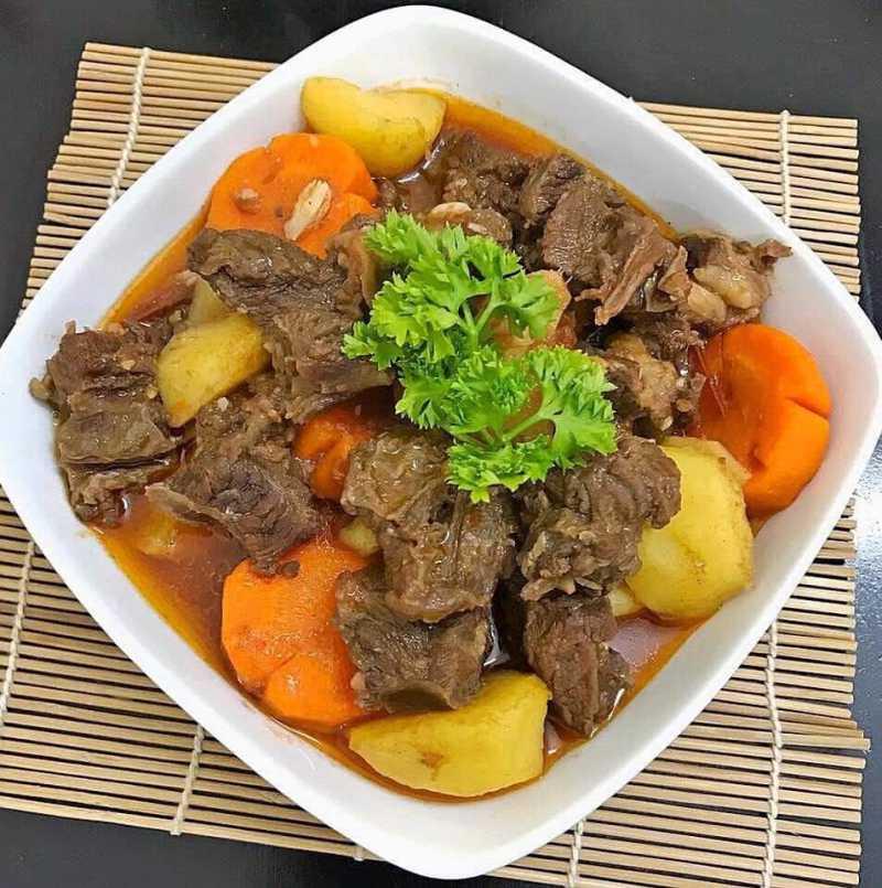 Bò kho nấu cùng khoai tây cà rốt 