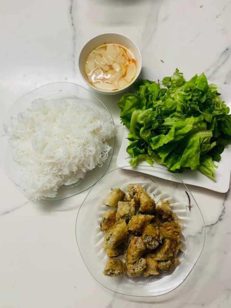 Bún chả giò