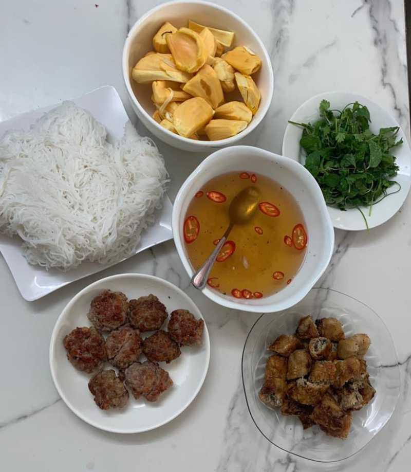 Bún nem nướng, chả giò 