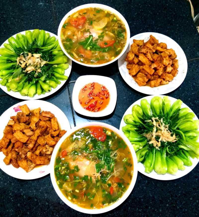 Canh chua , rau xào , thịt kho 