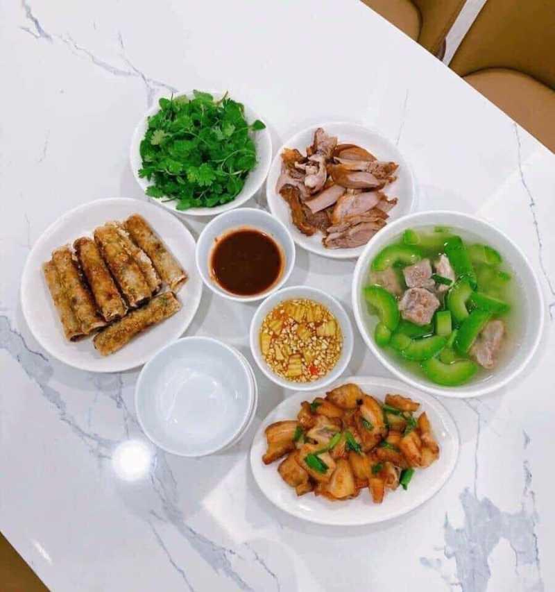 Canh hủ qua nấu thịt , thịt quay ,thịt kho , chả giò chiên  