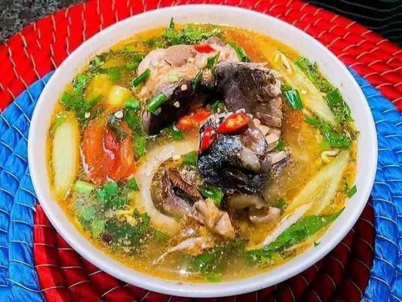 Đầu cá hú nấu canh chua 