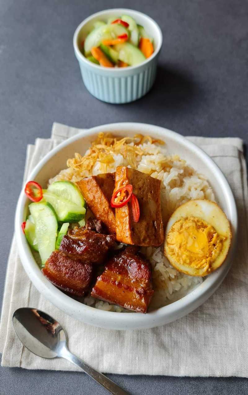 Xôi trứng thịt chả kho